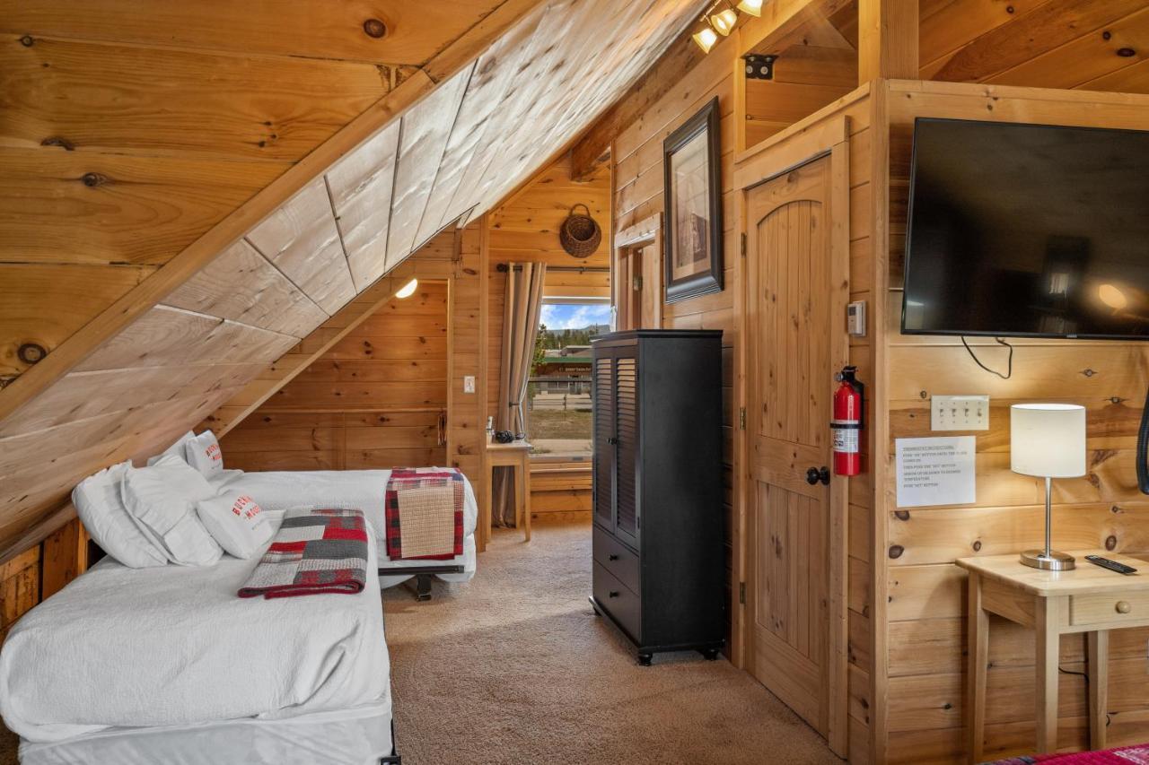 Hotel The Bucking Moose West Yellowstone Exterior foto
